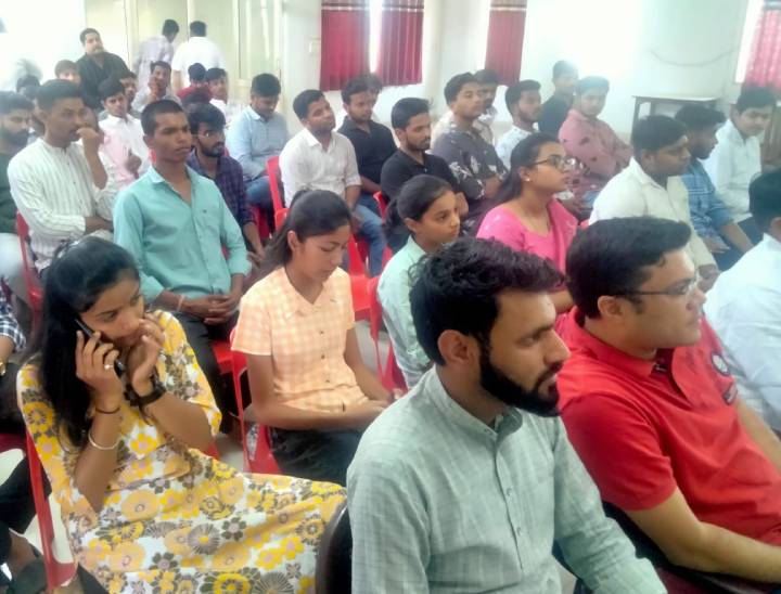 स्टूडेंट्स ने कैंटीन में बैठकर द केरला स्टोरी के लेखक और देवी अहिल्या विवि के स्टूडेंट सूर्यपालसिंह को सुना।