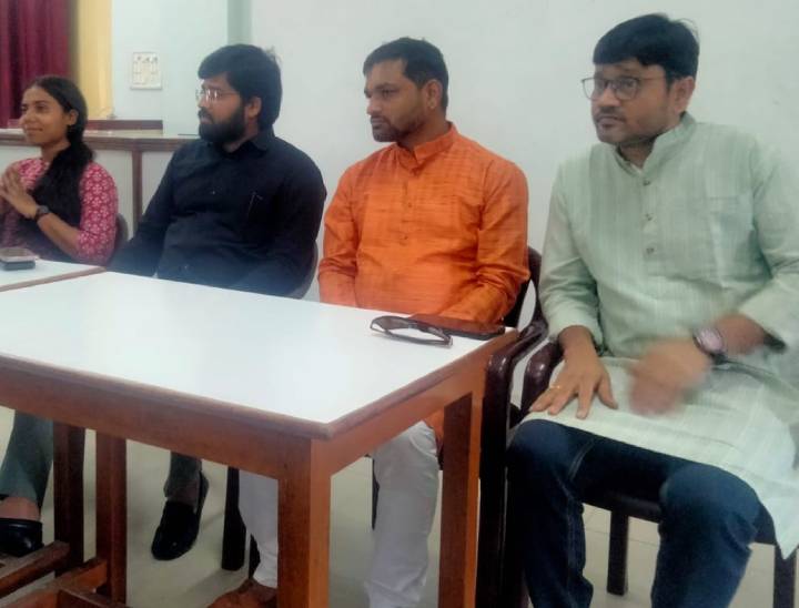 इंडियन कॉफी हाउस में स्टूडेंट्स से मुलाकात के दौरान दाएं से दूसरे नंबर पर कुर्ते में लेखक सूर्यपाल सिंह।