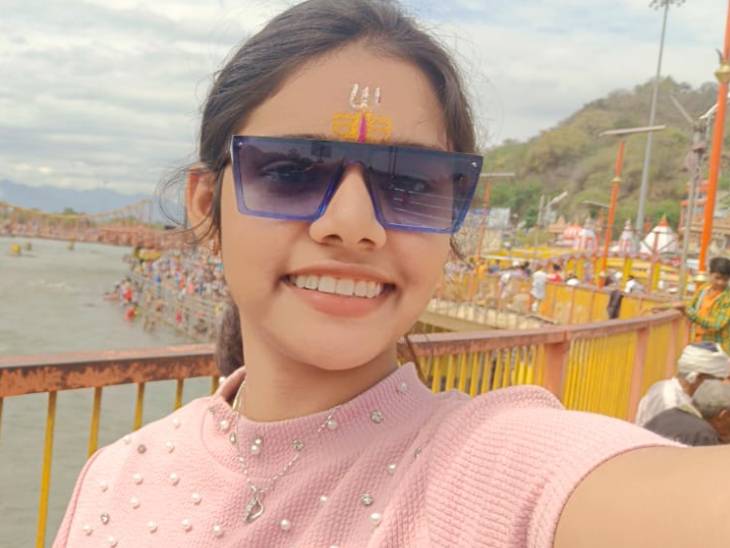 ये आगरा के सेंट एंथनी जूनियर कॉलेज की अविशी सिंह हैं, जिन्होंने 99.80% मार्क्स के साथ टॉप किया है। केदार नगर निवासी अविशी के पिता डा. विजेंद्र सिंह और मां शशि कपूर डेंटिस्ट हैं। वह 12वीं के बाद जेईई की तैयारी करेंगी।