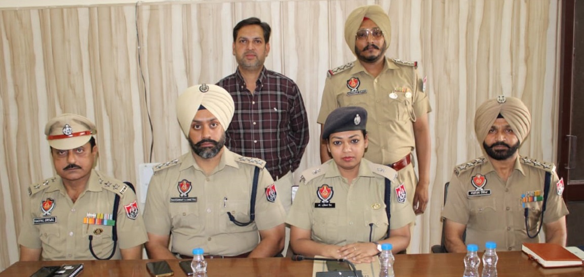 लुधियाना में 5 वर्षीय बच्ची का हत्यारा गिरफ्तार,शोर मचाने पर दबाया गला 2 IPS प्रज्ञा जैन, DSP हरसिमरत सिंह और DSP करनैल सिंह सैणी जानकारी देते हुए।