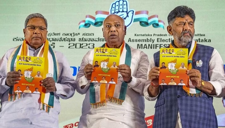 कर्नाटक चुनाव के लिए कांग्रेस का मेनिफेस्टो जारी करते मल्लिकार्जुन खड़गे।(फाइल फोटो)