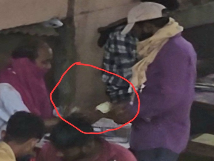 भिलाई में सटोरी से लेन देन करते खाईवाल की तस्वीर कैमरे में कैद।