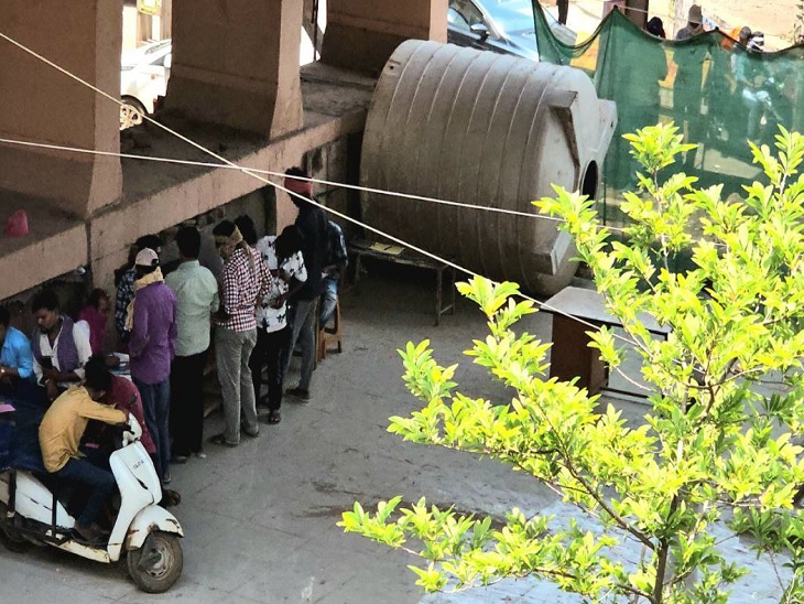 पावर हाउस ओवरब्रिज के नीचे इस तरह टेबल लगाकर लिखा जा रहा सट्टा, लगी रहती है लोगों की भीड़।