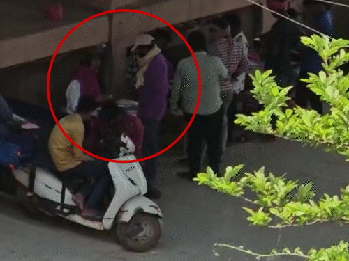 पावर हाउस ब्रिज के नीचे खुलेआम लिखा जा रहा सट्टा, रोज सटोरियों और खाईवाल की लगी रहती है भीड़। - Dainik Bhaskar