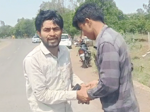 मारपीट में बीजेपी का एक कार्यकर्ता घायल हुआ है। उसके सिर पर चोट आई है।