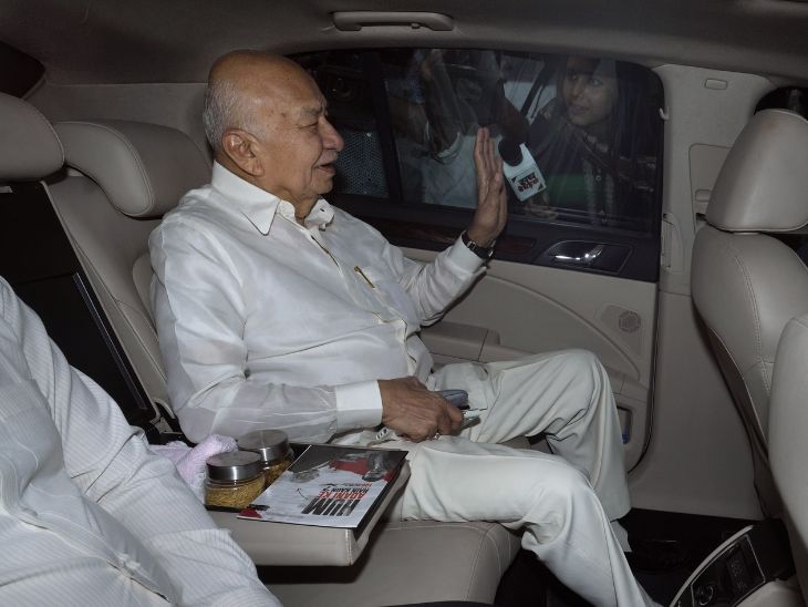 तीनों ऑब्जर्वर्स सोमवार शाम को खड़गे के घर पहुंचे और अपनी रिपोर्ट सौंपी।