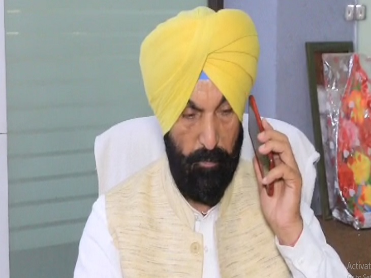 पटवारी को काल करते विधायक कुलवंत सिंह सिद्धू।