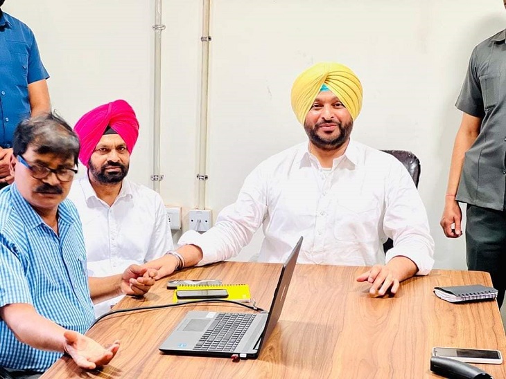 रेलवे स्टेशन कस डिजिटल नक्शा देखते सांसद रवनीत सिंह बिट्टू।