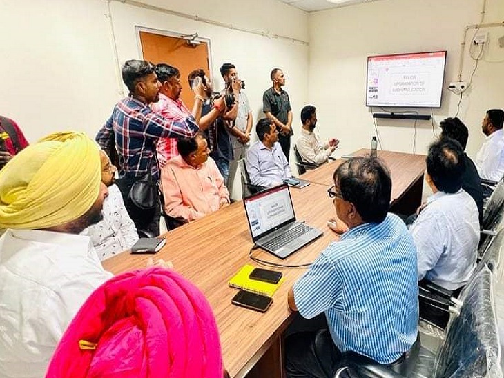 प्रोजेक्ट की जानकारी लेते सांसद रवनीत सिंह बिट्टू।