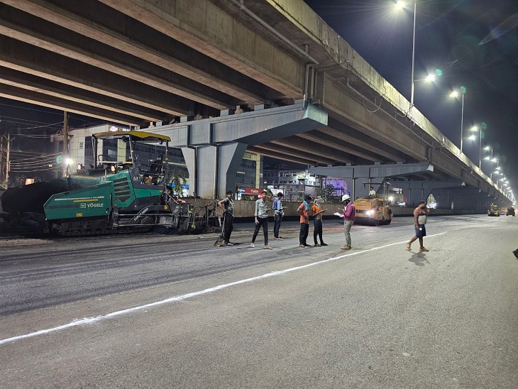 ब्रिज के नीचे किया जा रहा डामरीकरण