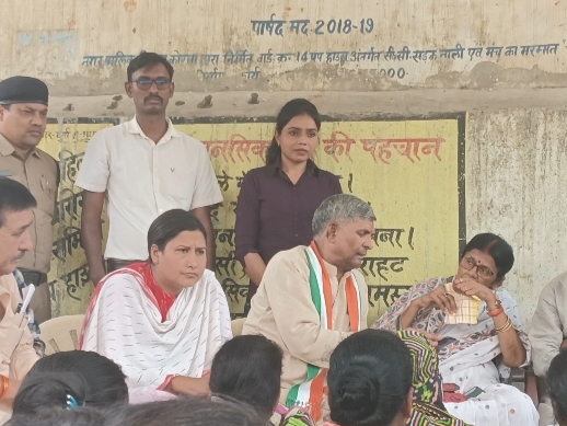 महापौर और सांसद के आश्वासन देने के बाद शांत हुए लोग।