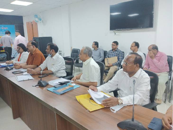 समीक्षा बैठक में मौजूद विभिन्न विभागों के अधिकारी।