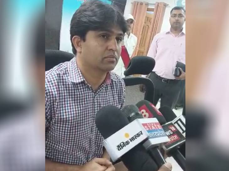 बैठक के बारे में जानकारी देते विजय किरण आनंद।