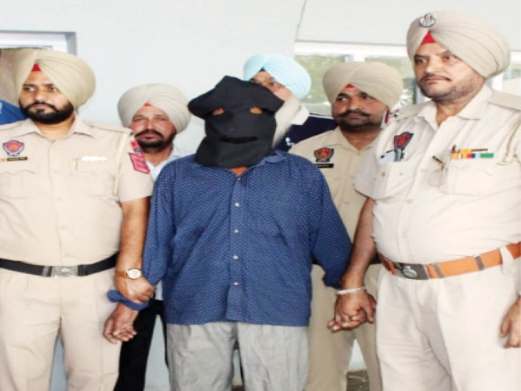 पुलिस जिला खन्ना के मंडिलाया कलां में खेतों में मिली 5 साल की बच्ची के अंधे कत्ल की गुत्थी खन्ना पुलिस ने चंद घंटों में सुलझा लिया है। - Dainik Bhaskar