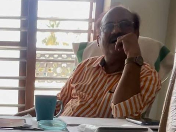 मनतुल इस्लाम सभा के ऑफिस में मिले सेक्रेटरी सलीम। वे कहते हैं कि सेंटर में धर्मांतरण नहीं कराया जाता, सिर्फ धर्म की तालीम दी जाती है।