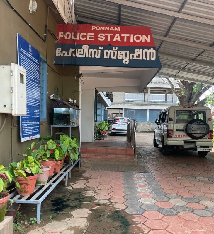 पोनानी का पुलिस स्टेशन, मनतुल इस्लाम सभा के सेक्रेटरी सलीम का कहना है कि तालीम के लिए उनके यहां कोई लड़की आती है, तो इसी पुलिस स्टेशन में उसकी जानकारी दी जाती है।