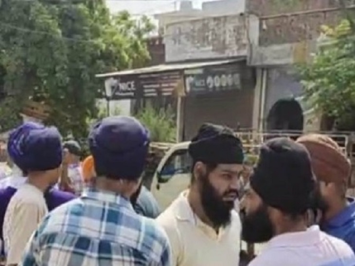 घटना स्थल पर मौजूद एकत्र लोग।