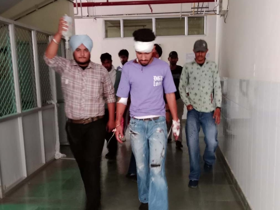 घायल युवक को इलाज के लिए अस्पताल लाया गया। - Dainik Bhaskar