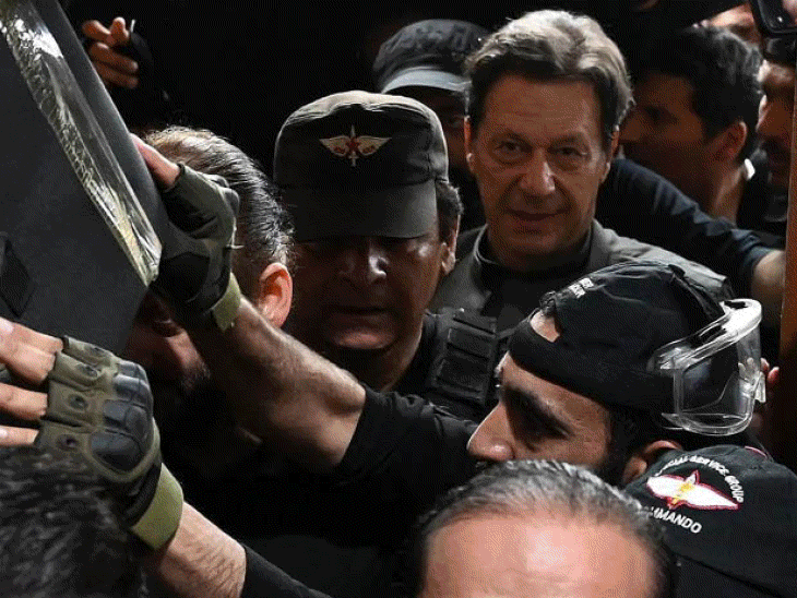 9 मई को हुई हिंसा में 8 लोगों की मौत हुई थी। इमरान का दावा है कि पुलिस फायरिंग में 25 लोगों की मौत हुई थी।