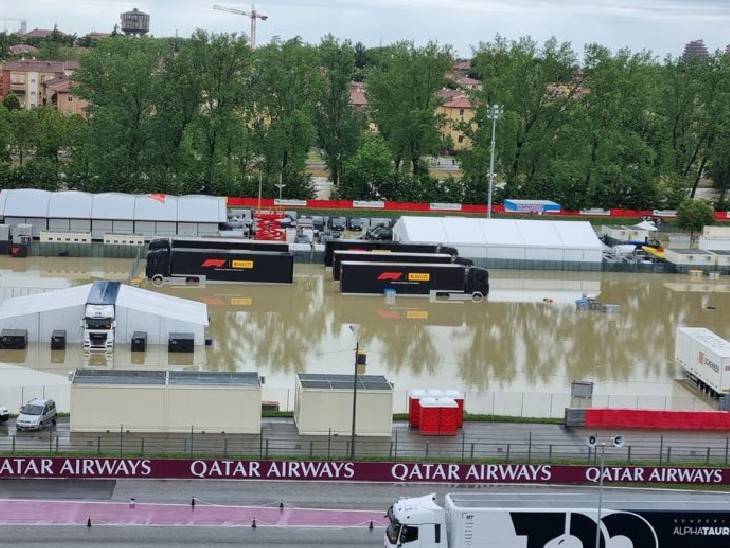 ये उसी ट्रैक की तस्वीर है जहां रेस होने वाली थी। इसके पास ही सैंटर्नो नदी बहती है, जो बारिश की वजह से ओवरफ्लो हो गई है। ट्रैक पर पानी भर गया है।