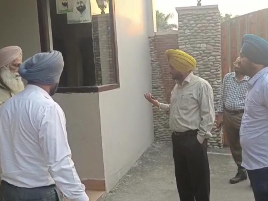 पूर्व विधायक ढिल्लों के आवास पर जांच करती विजिलेंस टीम।
