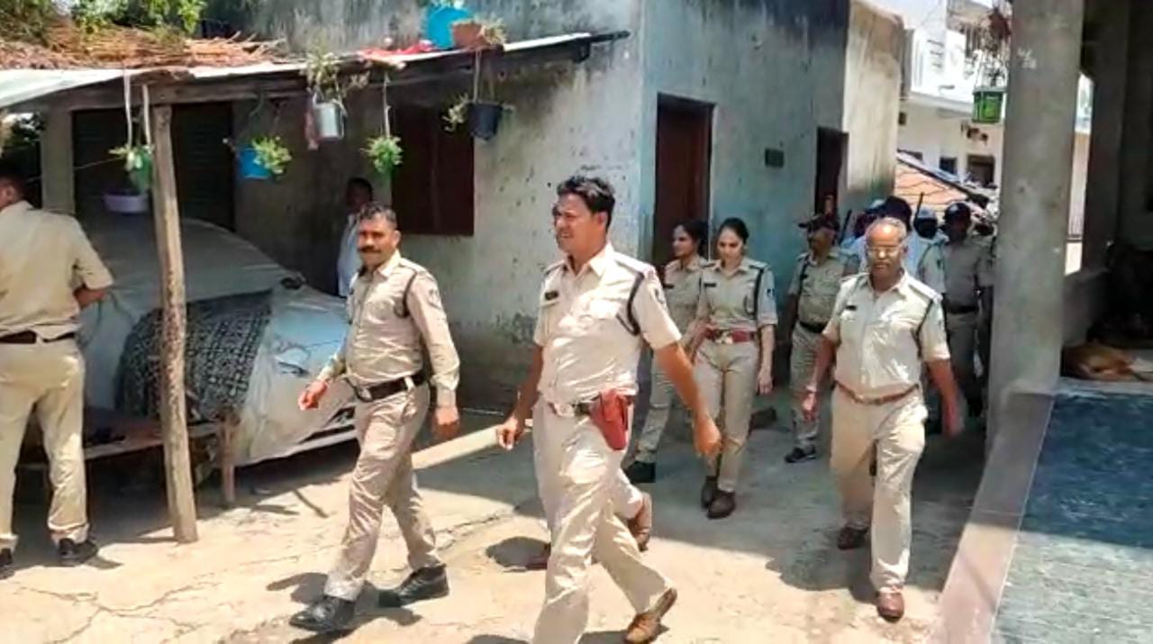 सेंधवा पहुंची एनआईए की टीम के साथ पुलिस टीम भी मौजूद रही।