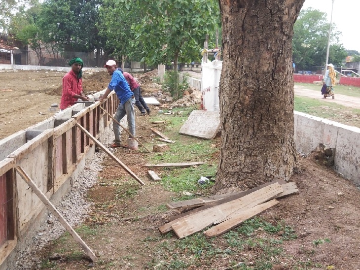 तेजी से चल रहा तालाब का विकास कार्य
