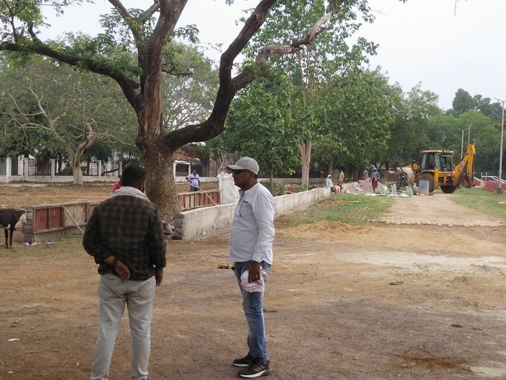 तालाब के निर्माण कार्य का जायजा लेते अधिकारी