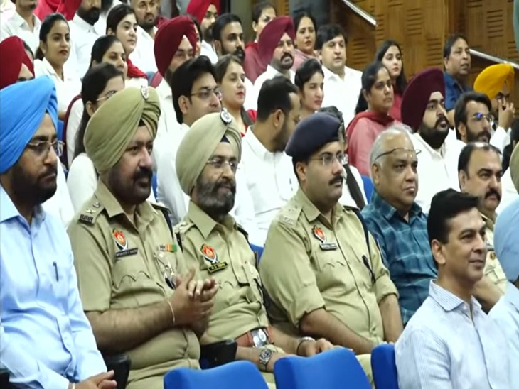 प्रोग्राम में मौजूद पुलिस अधिकारी व अन्य।