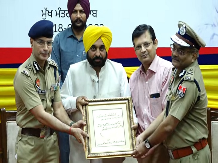 पंजाब पुलिस के DGP द्वारा CM भगवंत मान को मोमेंटो भेंट करते हुए। - Dainik Bhaskar
