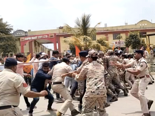 बूढ़ातालाब धरनास्थल के पास प्रदर्शनकारियों और पुलिस के बीच जमकर झूमाझटकी हुई। - Dainik Bhaskar