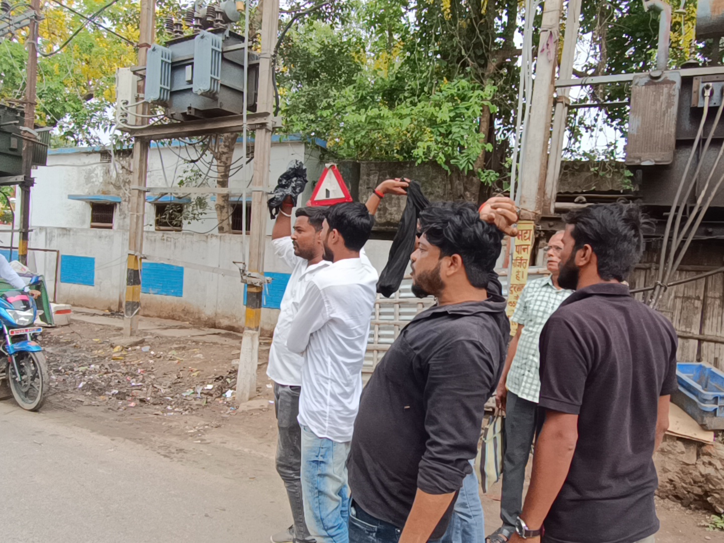रूडी के खिलाफ काला झंडा दिखाते जाप नेता।