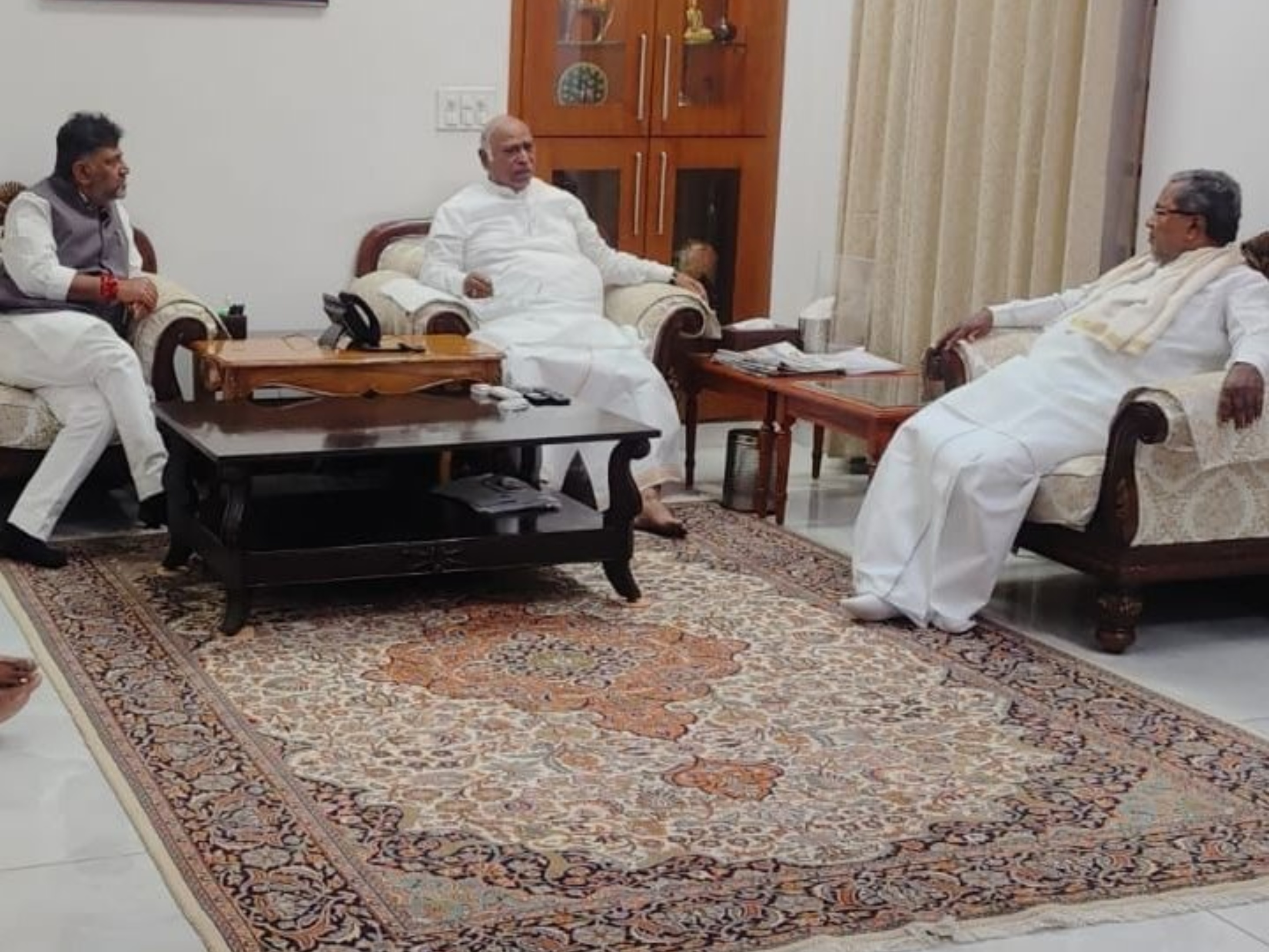 डीके, मल्लिकार्जुन खड़गे और सिद्धारमैया के बीच सुबह करीब आधा घंटा बातचीत हुई।