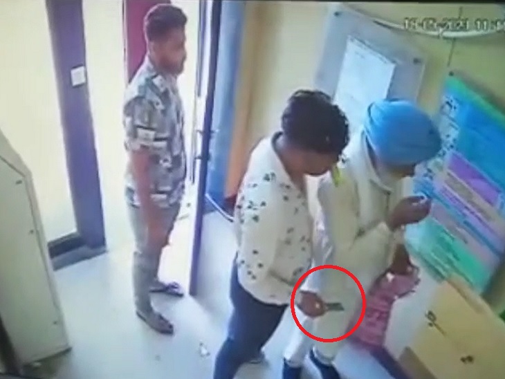 एटीएम कार्ड बदलता हुआ नौसरबाज।