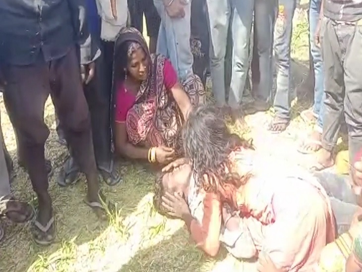 शव के पास विलाप करते परिजन।