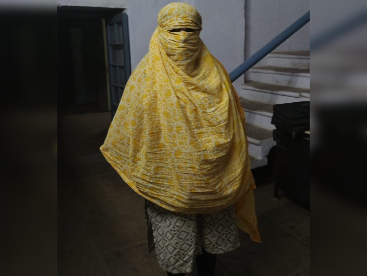 दुष्कर्म पीड़िता जनकगंज थाना में खड़े हुए