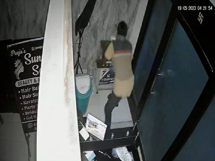 सनशाइन सैलून से इन्वर्टर चोरी करता चोर।