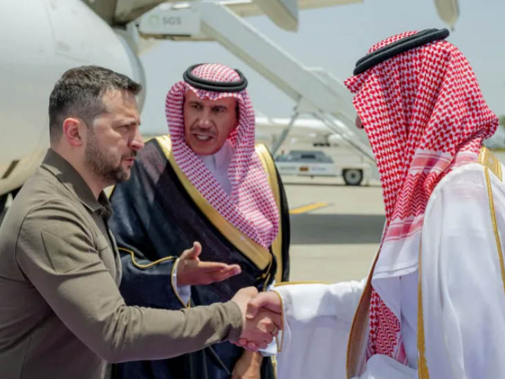 जेद्दाह एयरपोर्ट पर मक्का के डिप्टी गवर्नर प्रिंस बद्र बिन सुल्तान ने जेलेंल्की का स्वागत किया।