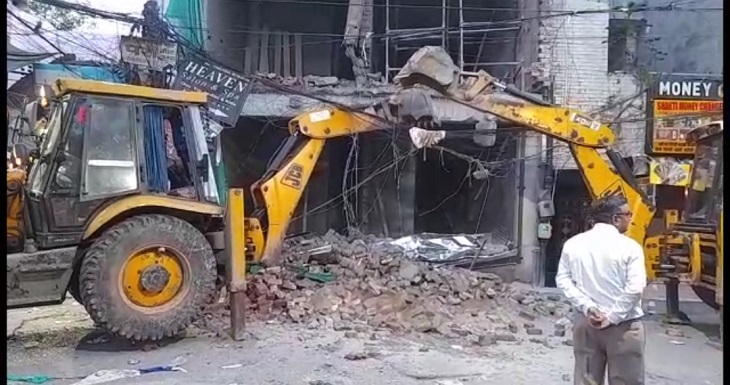 शहर में अवैध निर्माण को गिरा रहे ATP की फाइल फोटो
