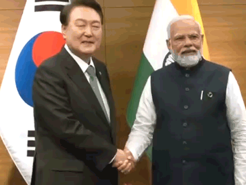पीएम मोदी ने द. कोरिया के राष्ट्रपति यून सुक यिओल के साथ द्विपक्षीय वार्ता की।