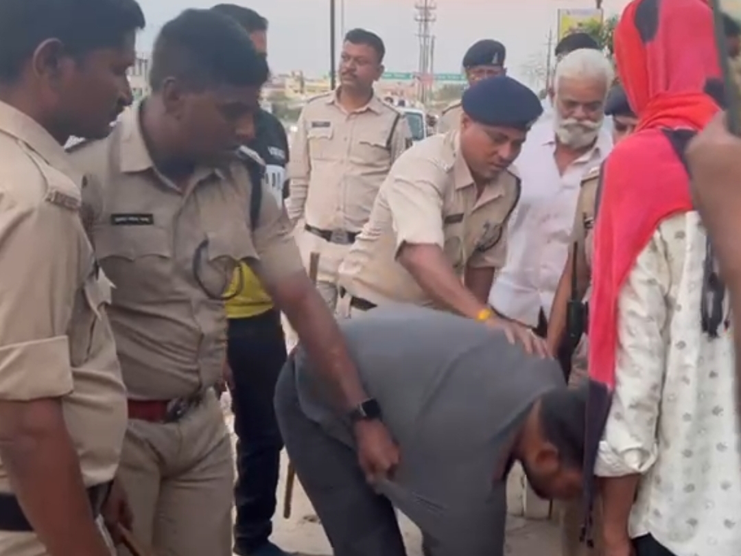 बुजुर्ग दुकानदार से माफी मांगता हुआ आरोपी रमेश यादव।
