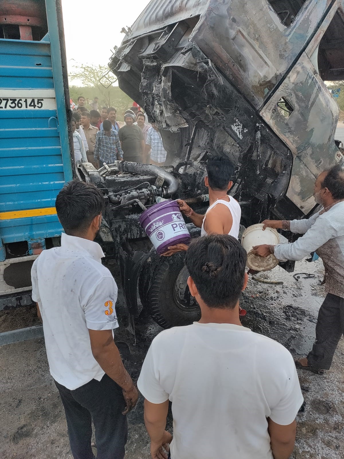 Fire broke out in the cabin of a truck filled with gas cylinders, first ...