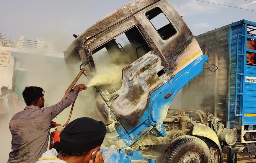 Fire broke out in the cabin of a truck filled with gas cylinders, first ...