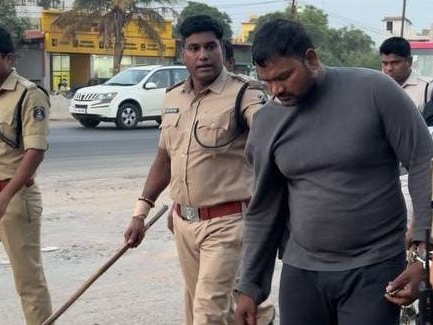 पुलिस ने आरोपी रमेश यादव का निकाला जुलूस।