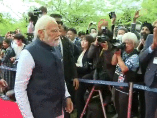 मोदी भारतीय कम्यूनिटी के लोगों से भी मिले।