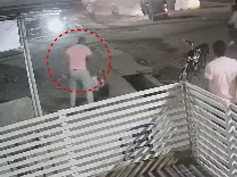 पास में खड़े लोग तमाशा देखते रहे। किसी ने आरोपियों को रोका तक नहीं।