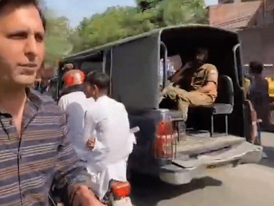 इस वीडियो में पाकिस्तानी रेंजर्स इमरान खान के घर को घेरते हुए नजर आ रहे हैं।