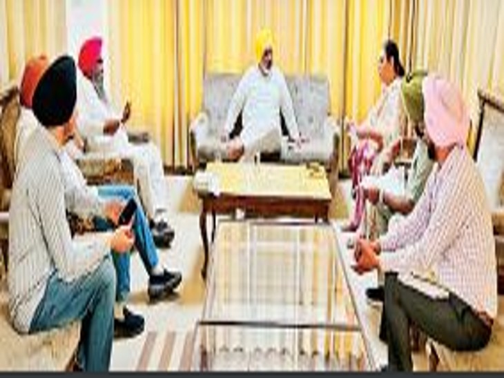 विकास कार्यों की समीक्षा करते कैबिनेट मंत्री चेतन सिंह। - Dainik Bhaskar