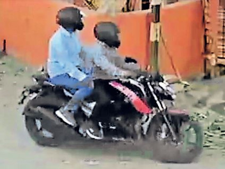 अब तक दोनों अपराधी 24 लाख की चेन स्नैचिंग कर चुके हैं - Dainik Bhaskar