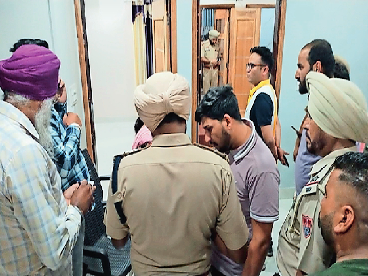 वारदातस्थल पर जांच पड़ताल करती पुलिस।